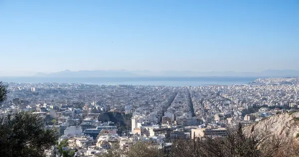 Yunanistan 'ın Atina kenti Philopappos tepesinden panoramik manzara. Güneşli gün mavi gökyüzü