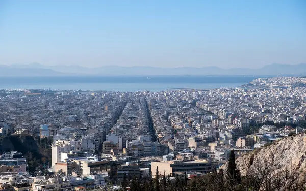 Yunanistan 'ın Atina kenti Philopappos tepesinden panoramik manzara. Güneşli gün mavi gökyüzü