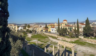 Roma Agora veya Roma Forumu, Atina Yunanistan. Antik bina Plaka 'da kaldı
