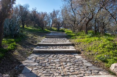 Philopappos Tepesi 'nin yakınından geçen merdivenlerle döşenmiş kaldırım yollarının detayları. Atina, Yunanistan