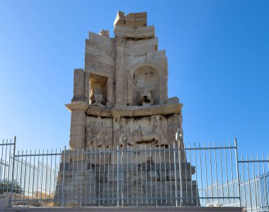 Atina, Yunanistan, Philopappos Tepesi, Tepedeki Filopappos Anıtı, yan manzara, açık mavi gökyüzü