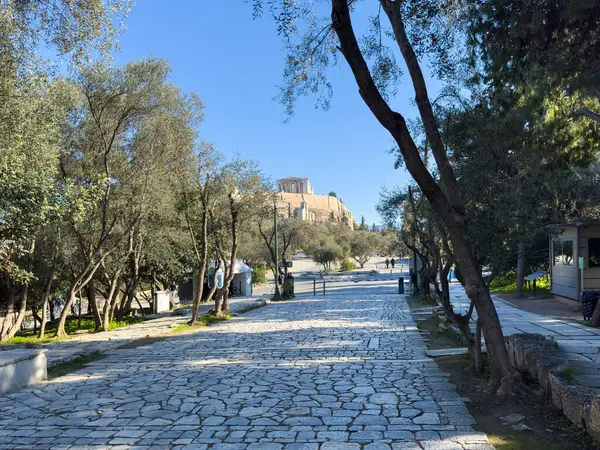 Atina, Yunanistan. Parthenon Akropolis tepesi ve mermer kaldırım. Açık mavi gökyüzü