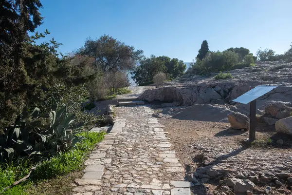 Philopappos Tepesi 'nin yakınından geçen merdivenlerle döşenmiş kaldırım yollarının detayları. Atina, Yunanistan