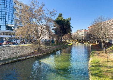 Yunanistan 'ın Trikala şehrindeki Lithaios Nehri. Kış güneşli gün, açık mavi gökyüzü