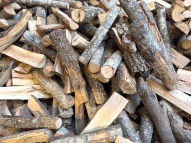 Kereste depolama arka plan dokusu. Yakacak odun stoğu, alternatif enerji ısıtma. Ağaç günlük yığını