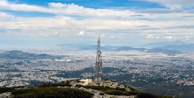 Atina şehir hava manzaralı Penteli Dağı 'nda uydu antenleri ve antenleri olan iletişim kuleleri, Yunanistan