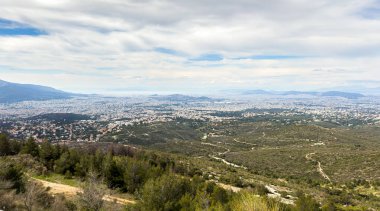 Atina Yunanistan panoraması. Penteli dağından başkentin havadan görünüşü bulutlu mavi gökyüzü