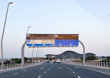 22 Mart 2025. Birleşik Arap Emirlikleri. Abu Dabi. Uluslararası Havaalanı 'na gidiyorum. Arapça ve İngilizce otoyol işaretleri