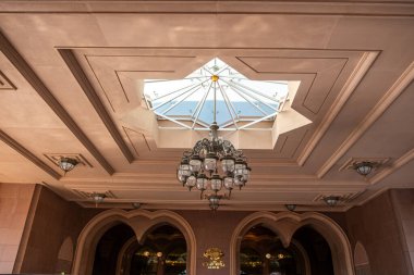 22 Mart 2025. Birleşik Arap Emirlikleri. Abu Dabi 'deki Emirates Palace Oteli. Tavan penceresi ve avizeyle giriş ayrıntıları