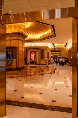 22 Mart 2025. Birleşik Arap Emirlikleri. Abu Dabi 'deki Emirates Palace Oteli. Lüks otel lobisi.