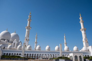 Abu Dabi 'deki Büyük Cami. Şeyh Zayed camisi, Birleşik Arap Emirlikleri simgesi..