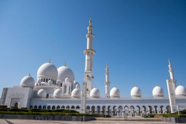 Abu Dabi 'deki Büyük Cami. Şeyh Zayed camisi, Birleşik Arap Emirlikleri simgesi..