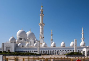 Abu Dabi 'deki Büyük Cami. Şeyh Zayed camisi, Birleşik Arap Emirlikleri simgesi..