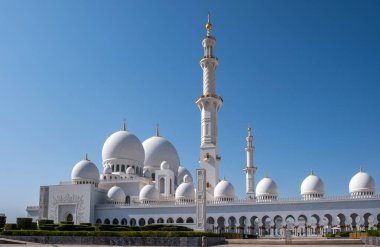 Abu Dabi 'deki Büyük Cami. Şeyh Zayed camisi, Birleşik Arap Emirlikleri simgesi..