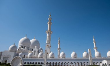 Abu Dabi 'deki Büyük Cami. Şeyh Zayed camisi, Birleşik Arap Emirlikleri simgesi..