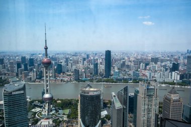 31 Mart 2025. Çin, Şangay şehir silueti yukarıdan görünüyor. Doğu İnci Kulesi ve Lujiazui ve Huangpu Nehri 'ndeki diğer gökdelenler.