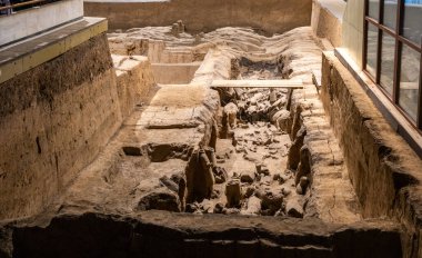 Terracotta Army Warriors arkeolojik alanı. Xian, Çin. Kırık heykeller ve dağınık parçalarla dolu derin bir hendek.