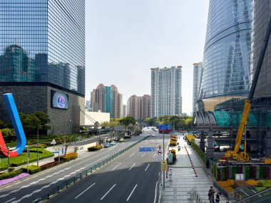 31 Mart 2025. Şangay, Çin, modern mimari gökdelenler ve geniş yollar. Pudong, Lujiazui finans bölgesi.