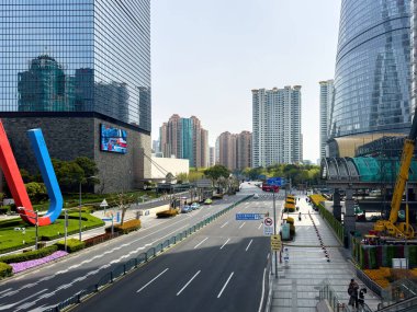 31 Mart 2025. Şangay, Çin, modern mimari gökdelenler ve geniş yollar. Pudong, Lujiazui finans bölgesi.
