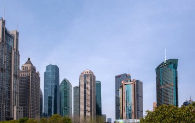 31 Mart 2025. Çin. Şangay yüksek binaları. Lujiazui finans bölgesinde iş gökdelenleri.