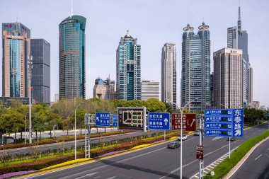 31 Mart 2025. Şangay, Çin. Pudong Bulvarı, Modern mimari gökdelenler, Lujiazui finans bölgesi ve yol tabelaları