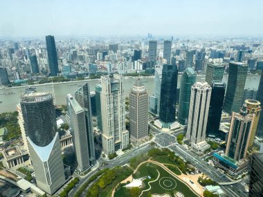 31 Mart 2025. Çin. Şangay şehrinin ufuk çizgisi hava manzarası. Pudong ve Huangpu Nehri 'ndeki Lujiazui finans bölgesinde modern kuleler.