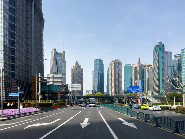 31 Mart 2025. Şangay, Çin, modern mimari gökdelenler ve geniş yollar. Pudong, Lujiazui finans bölgesi.