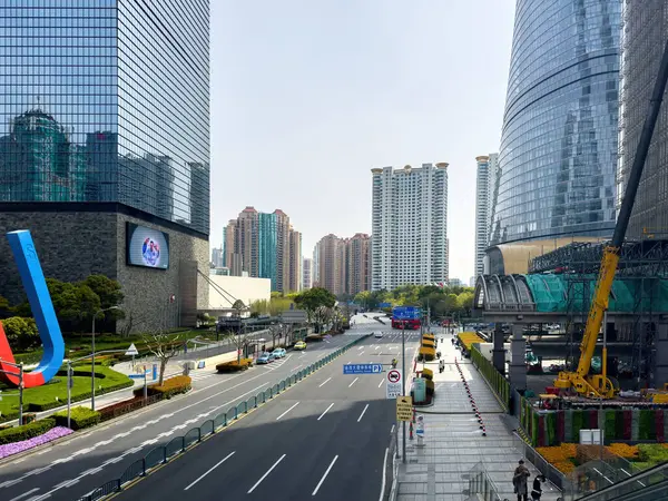 31 Mart 2025. Şangay, Çin, modern mimari gökdelenler ve geniş yollar. Pudong, Lujiazui finans bölgesi.