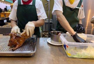 Pekin ördek hazırlama, Pekin restoranı, Çin. Şef keskin bir bıçakla eldivenli elleri oyuyor.