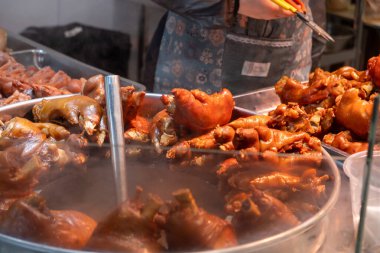 Çin, Xitang. 29 Mart 2025. Domuz paçaları, sokak yemeklerinde domuz ayağı, yakın çekim manzarası. Çin mutfağında popüler yemek.,