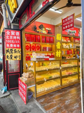Pekin Shichahai, Çin. 25 Mart 2025. Yerel spesiyaliteleri ve turistler için atıştırmalıkları olan geleneksel yemek dükkanı