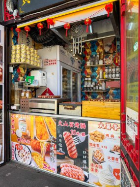 Pekin Shichahai, Çin. 25 Mart 2025. Geleneksel Çin atıştırmalıkları satan sokak yemekleri dükkânı.