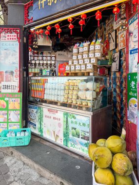 Pekin Shichahai, Çin. 25 Mart 2025. Geleneksel atıştırmalık ve içecek dükkanı süt ürünleri, yoğurt, dondurma ve hindistan cevizi içecekleri satıyor.. 