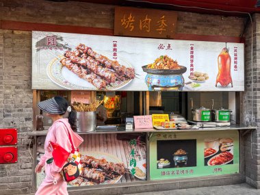 Pekin Shichahai, Çin. 25 Mart 2025. Geleneksel sokak yemekleri kuzu eti ve kızarmış ördek satıyor.