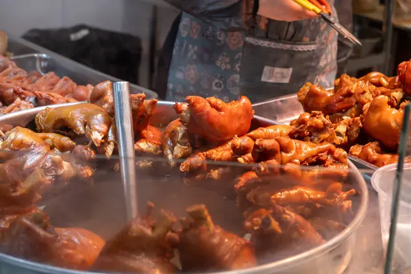 Çin, Xitang. 29 Mart 2025. Domuz paçaları, sokak yemeklerinde domuz ayağı, yakın çekim manzarası. Çin mutfağında popüler yemek.,