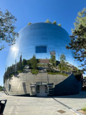 Rotterdam Hollanda. 11 Mayıs 2025. Sanat Deposu Müzesi Boijmans Van Beuningen, aynalarla kaplı bina. 