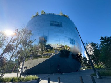 Rotterdam Hollanda. 11 Mayıs 2025. Sanat Deposu Müzesi Boijmans Van Beuningen, aynalarla kaplı bina. 