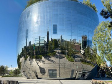 Rotterdam Hollanda. 11 Mayıs 2025. Sanat Deposu Müzesi Boijmans Van Beuningen, aynalarla kaplı bina. 