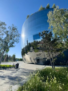 Rotterdam Hollanda. 11 Mayıs 2025. Sanat Deposu Müzesi Boijmans Van Beuningen, aynalarla kaplı bina. 