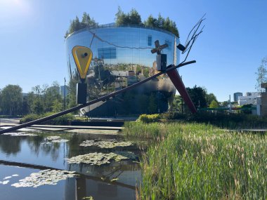 Rotterdam Hollanda. 11 Mayıs 2025. Sanat Deposu Müzesi Boijmans Van Beuningen, aynalarla kaplı bina.