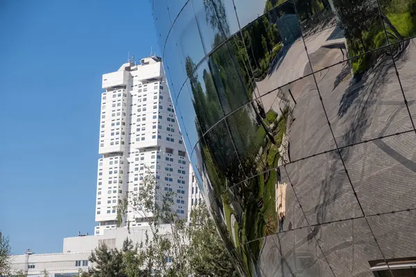 Rotterdam Sanat Deposu Müzesi Boijmans Van Beuningen, Hollanda. Tencere denilen aynalarla kaplı Koleksiyon Binası.