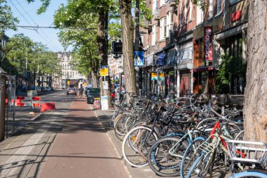 Rotterdam Hollanda. 11 Mayıs 2025. Şehir merkezindeki kaldırıma park etmiş bisikletler.