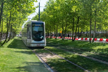 Rotterdam Hollanda. 9 Mayıs 2025. Şehirde tramvay, şehirde toplu taşıma, bulutlu bir gökyüzü. Hollanda