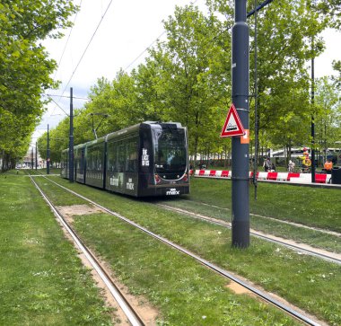 Rotterdam Hollanda. 8 Mayıs 2025. Şehirde tramvay, şehirde toplu taşıma, bulutlu bir gökyüzü. Hollanda