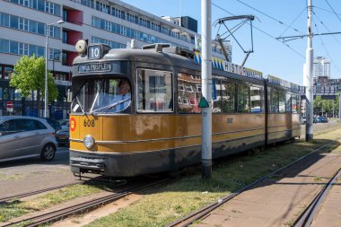 Rotterdam Hollanda. 11 Mayıs 2025. Şehir merkezinde tramvay, şehir merkezinde toplu taşıma, güneşli bir gün. Hollanda