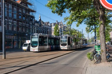 Rotterdam Hollanda. 9 Mayıs 2025. Şehir merkezinde tramvaylar, şehir merkezinde toplu taşıma, güneşli bir gün. Hollanda