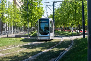 Rotterdam 'da tramvay, şehirde toplu taşıma, Hollanda' da güneşli bir gün.