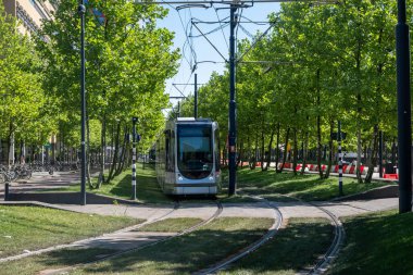 Rotterdam 'da tramvay, şehirde toplu taşıma, Hollanda' da güneşli bir gün.
