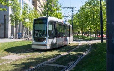 Rotterdam 'da tramvay, şehirde toplu taşıma, Hollanda' da güneşli bir gün.
