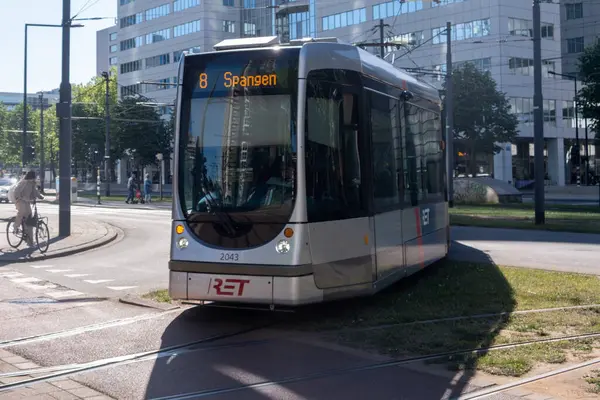 Rotterdam Hollanda. 10 Mayıs 2025. Şehir merkezinde tramvay, şehir merkezinde toplu taşıma, güneşli bir gün. Hollanda